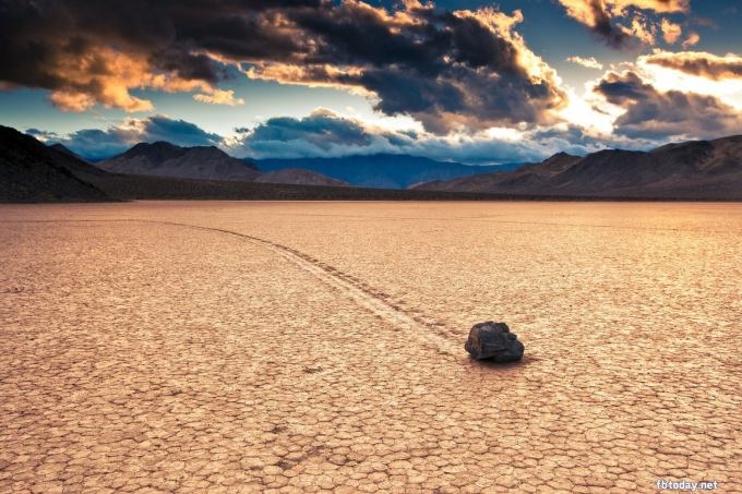 Một trong những bí hiểm khác của Thung lũng Chết là sự dịch chuyển của những tảng đá và vệt đường đi của chúng trên cát, dù không phải do áp lực của mưa, gió hay dòng nước.